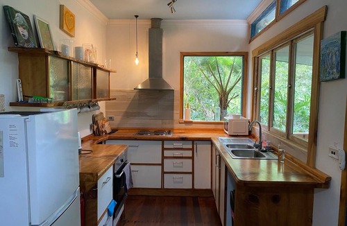 Upper Burringbar House | Sweetwater Cottage. A mountain retreat, just near the Rail Trail for riding.