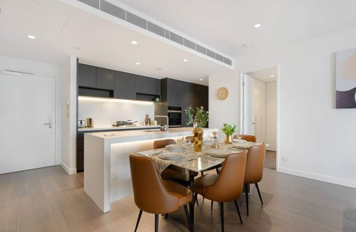 Barangaroo Apartment | Sydney CBD modern apt with pool/gym/parking 8 ppl