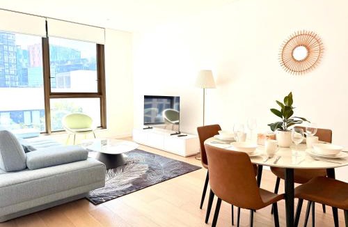 Chinatown Apartment | Sydney City High Level Amazing 2 Bedroom 2 bathroom Condo with Pool