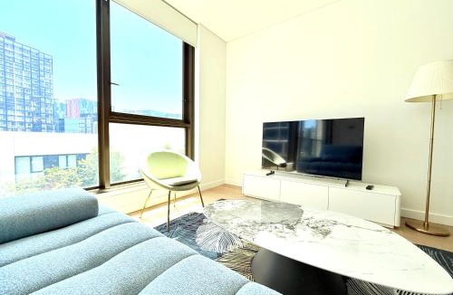 Chinatown Apartment | Sydney City High Level Amazing 2 Bedroom 2 bathroom Condo with Pool