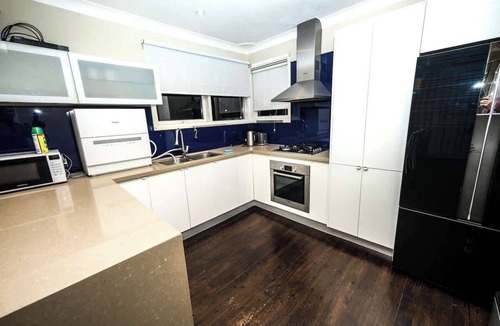 Moorebank House | Sydney Moorebank 4 bed house, close Liverpool
