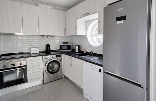 Areias de Sao Joao Apartment | T2 Lyana, com AC e Wifi, a 550m da praia