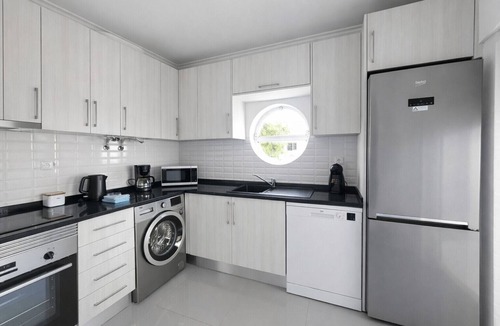 Areias de Sao Joao Apartment | T2 Lyana, com AC e Wifi, a 550m da praia