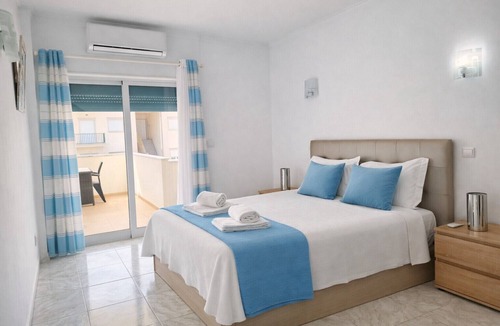 Areias de Sao Joao Apartment | T2 Lyana, com AC e Wifi, a 550m da praia