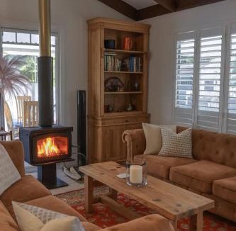 Eagle Heights House | Tamborine Mountain Hideaway with Fireplace & Bath