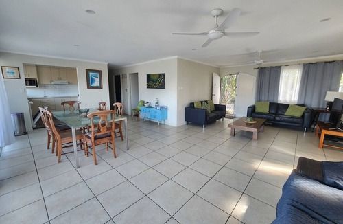 Broadbeach Waters House | THE BROADBEACH WATERFRONT CENTRAL Pet friendly.