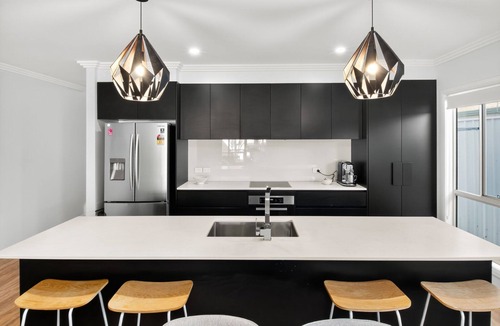 Wagga Wagga House | The Forsyth. Stylish 4-Bed. Near CBD.