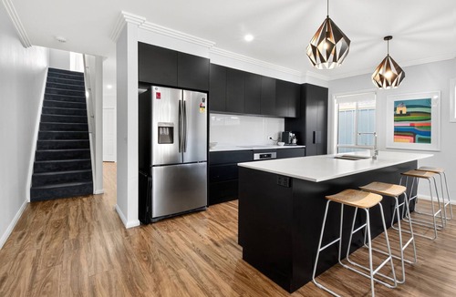 Wagga Wagga House | The Forsyth. Stylish 4-Bed. Near CBD.