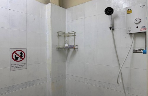 Chana Songkhram Hotel | The House Hostel