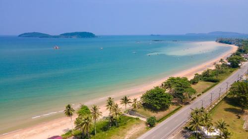 Pak Nam Hotel | The Nouveau Chumphon Beach Resort And Golf