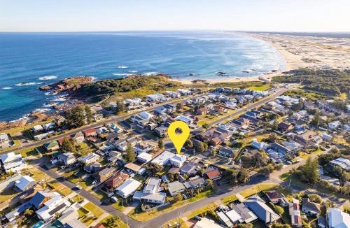 Anna Bay House | The Pacific Pearl,16 Pacific Avenue, Anna Bay - pet friendly, air con