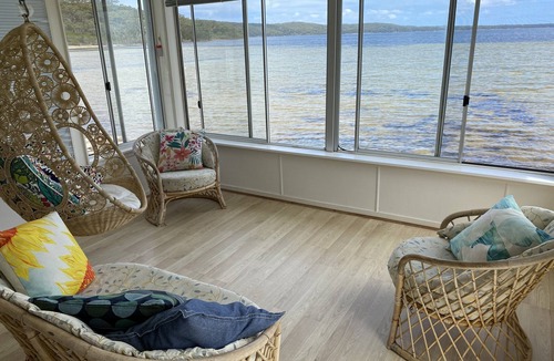 Erowal Bay House | The Palm Tree Cottage - Absolute Waterfront - 5 mins to Hyams Beach