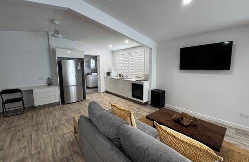 Inverness Cabin | The Palms -Cosy stylish detached pet friendly guest house near Yeppoon