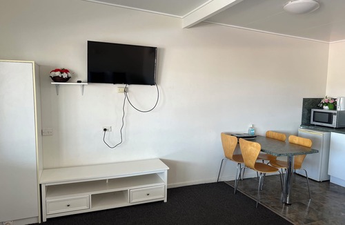 Bowen Hotel | The Pearly Shell Motel