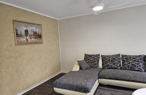 Brendale Villa | The Pine Rest - Spacious & Central Haven