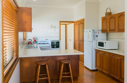Point Vernon House | The Sun and Sea Modern split level, pet-friendly family holiday home on the Esplanade