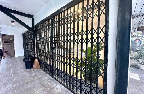 Phaya Thai Hostel | The White Den Chatuchak