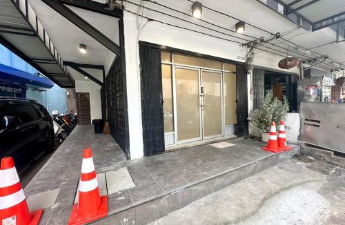 Phaya Thai Hostel | The White Den Chatuchak