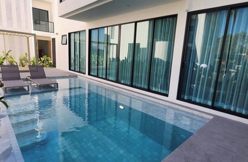 Na Kluea Villa | This premium villa, situated just 200 meters from the coast and convenience.