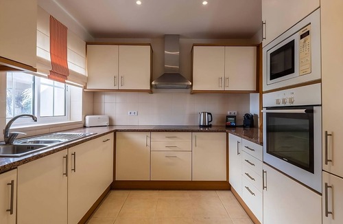 Estombar House | THREE Spacious 1BR Aprt with Kitchens, 3 Swimming Pools, Close to Praia Grande!