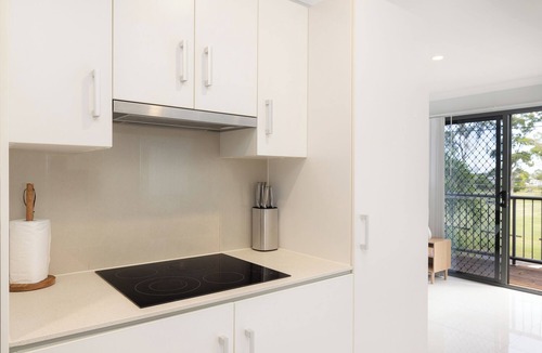 Rocklea Apartment | Tidy Rocklea 1BR | Kitchen & Near Shops | 373B1