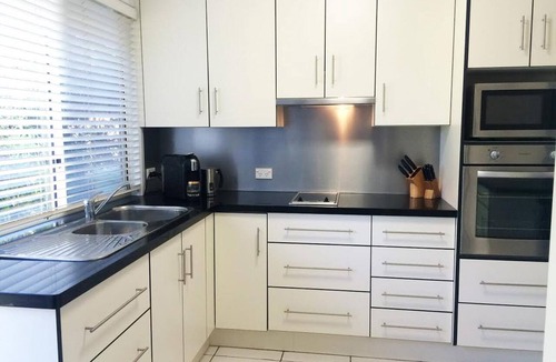 Coolum Beach Apartment | Tiny Comfy Flat with Bikes