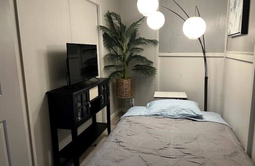 Downtown Honolulu Condo | Tiny Condo with Tiny Price For Single! Free Parking/Great Location