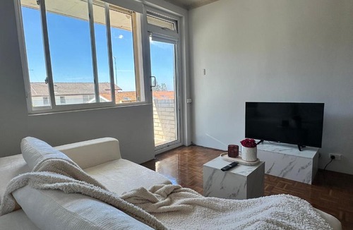 Tamarama Apartment | Top Floor Apartment with Beach & Ocean views in Tamarama