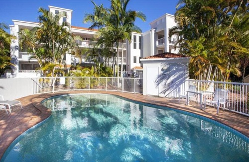 Burleigh Heads Apartment | Top Floor in Burleigh Pool Parking Walk To Beach