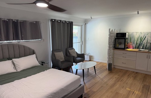 North Boambee Valley Apartment | Town-to-beaches Living I Studio for travelling solo, with bestie, or as couple.