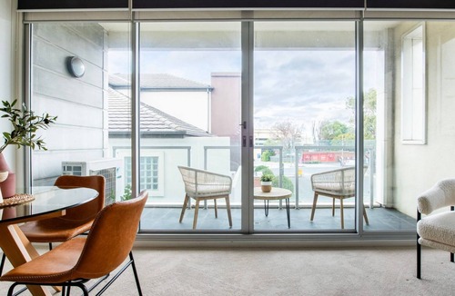 Moonee Ponds Apartment | Trackside Escape by Moonee Valley Racecourse