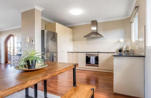 Indooroopilly Apartment | Tranquil Arches Indooroopilly