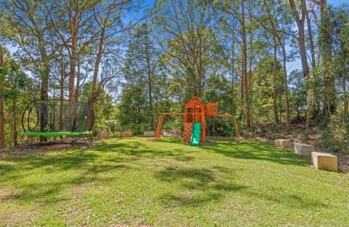 Macmasters Beach House | Treetop Acreage with Tennis Court