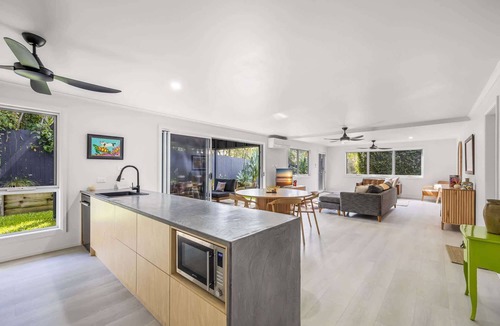 Yaroomba House | Trendy 2-Bed Home with Outdoor Entertainment