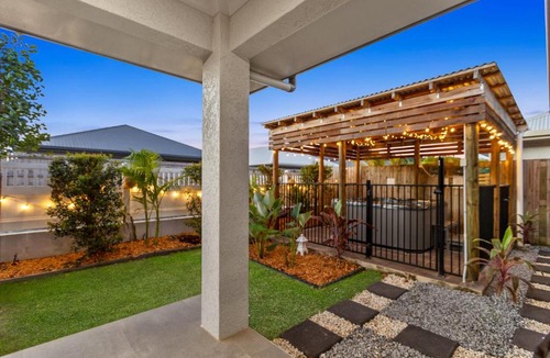 Trinity Beach House | Trinity Oasis Spa BBQ & Family Retreat