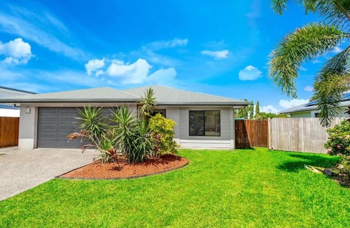 Smithfield House | Tropical Dreams - Spacious Retreat with Private Pool