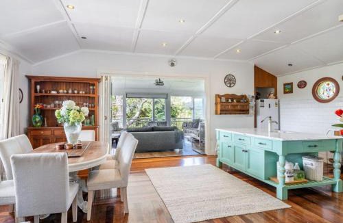 Springbrook House | Tulip Gardens Estate - Spa, Sauna & Pet Friendly