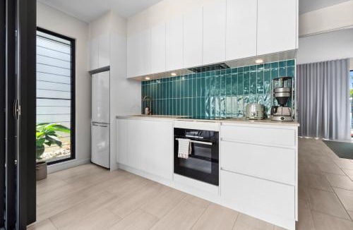 Palm Cove House | Twin Palms 2 bedroom in Palm Cove, large spa, modern, new built