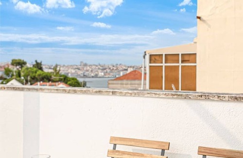 Cacilhas Apartment | Two bedroom Apt | Almada | Terrace w/River Views