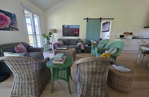 Gloucester House | Unwind at new and beautiful Blue Wren Hill