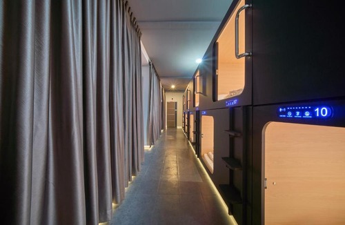 Khlong Tan Hotel | Urban Pod Capsule Hostel