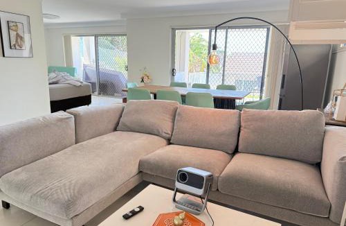 Hurstville House | Urban Silver Haven Sleek stay - 1 Min to Station With TV projector Game space and high speed internet - Shared bathroom with ONLY ONE other room
