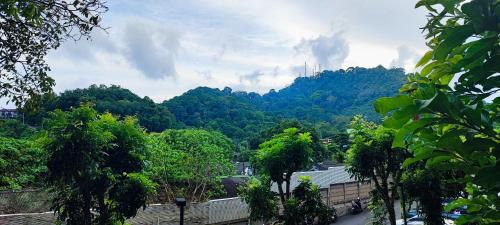 Ratsada Apartment | Valley Mountain View&City Proximity Golden Eight Apartment