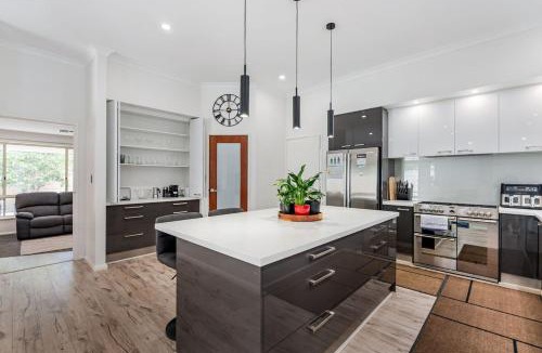 Victoria Park House | Vic Park Central - Modern Luxury Retreat