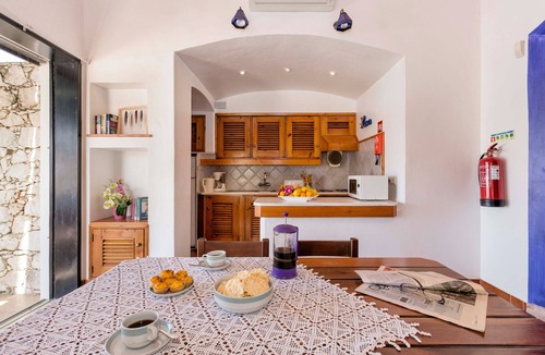 Oura Villa | Villa 'Jacaranda' with Private Pool, Wi-Fi and Air Conditioning