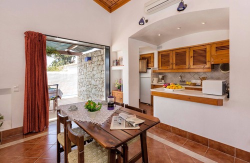 Oura Villa | Villa 'Jacaranda' with Private Pool, Wi-Fi and Air Conditioning