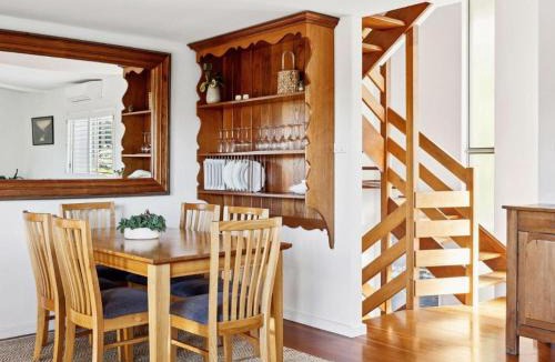 Angourie Villa | Villa Kalinya! Beachside Treehouse Oasis