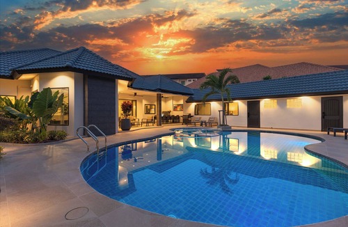 Nong Prue Villa | Villa Pattaya Hill minutes from the Beach/Pattaya/FREE Electricity