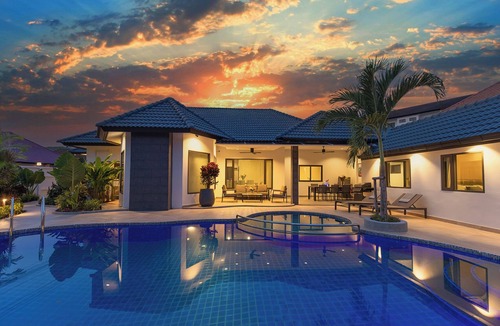 Nong Prue Villa | Villa Pattaya Hill minutes from the Beach/Pattaya/FREE Electricity