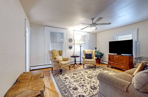 Reading House | Vintage two-story home in the heart of town with a washer/dryer, full kitchen